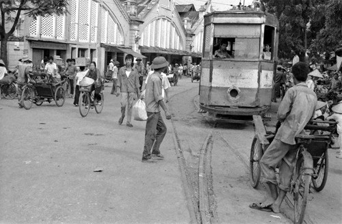 Đường xe điện chạy từ Hàng Khoai qua trước cửa chợ Đồng Xuân (1989).